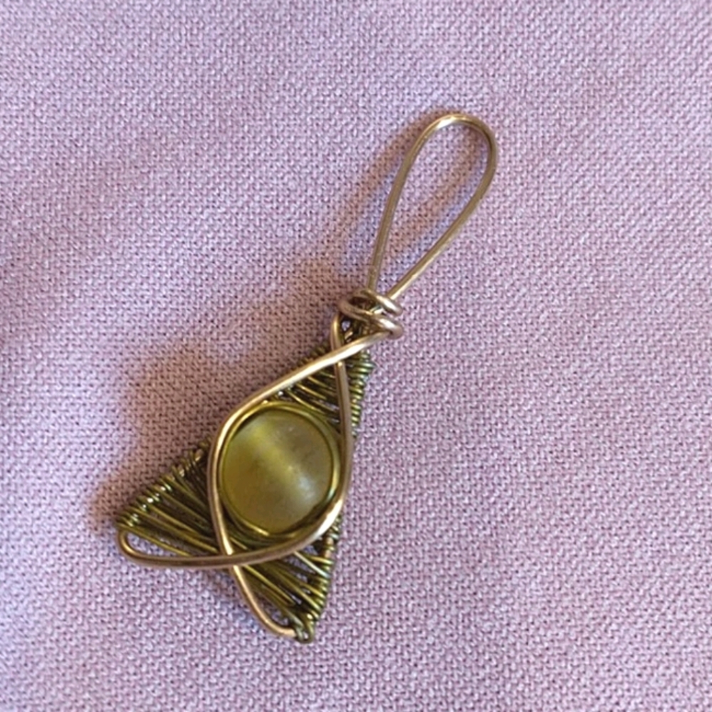 🇨🇦 Wire Weaved Amber Glass Cats Eye pendant